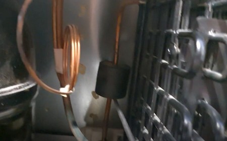 Холодильник LG трещит