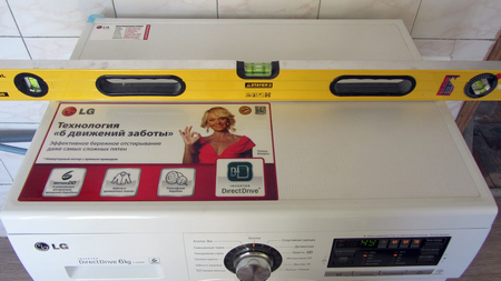 Установка стиральной машины LG по уровню