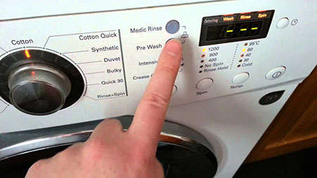 Не открывается стиральная машина LG после стирки