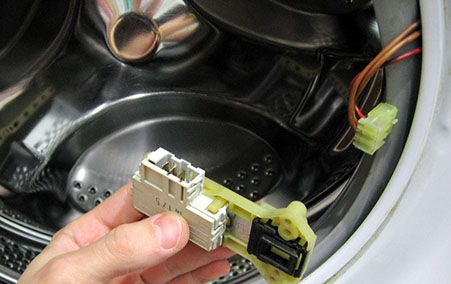 Не открывается стиральная машинка LG после стирки